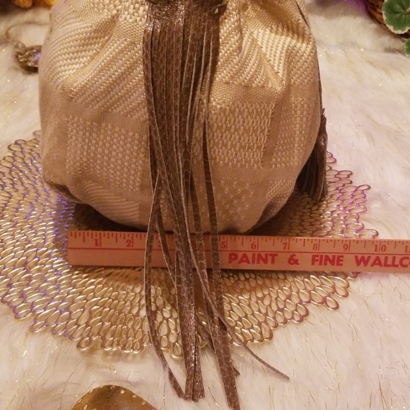 Danielle Nicole, New York Bucket Handbag - Picture 4 of 8